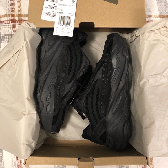 Yeezy boost 700 v2 vanta size size 6 4.5Y - Picture 1 of 3